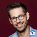 Mann mit Lesebrille Doktor New in grau rot von I need you